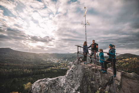 Familie auf Berggipfel mit Aussicht