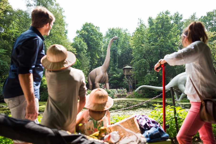 Dinosaurier vor Bäumen mit Familie Dinosaurier vor Bäumen mit Familie