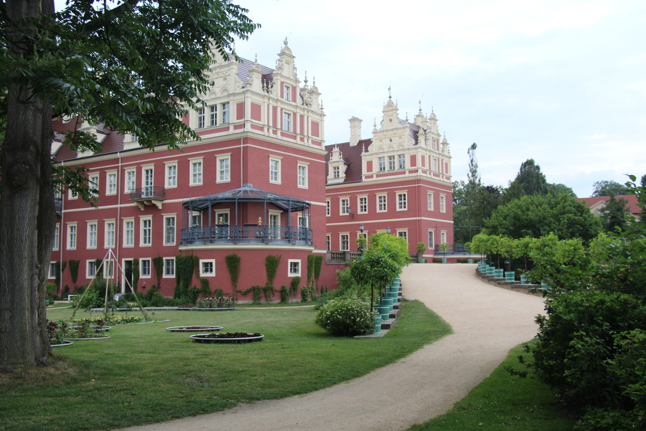 rotes Schloss mit Park und Auffahrt rotes Schloss mit Park und Auffahrt