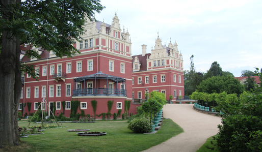 rotes Schloss mit Rampe in den Park
